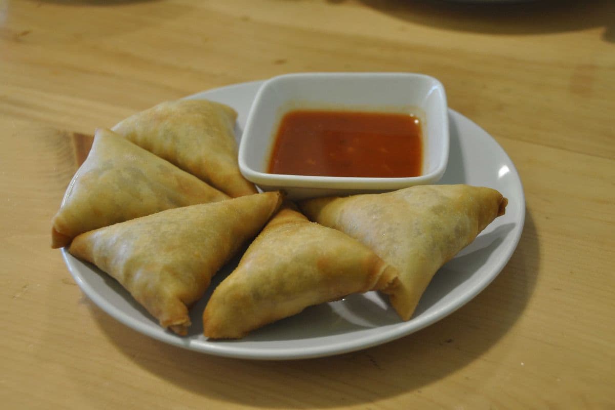 1. Burmese Style Samosas (4 Pcs) / 緬甸咖喱角