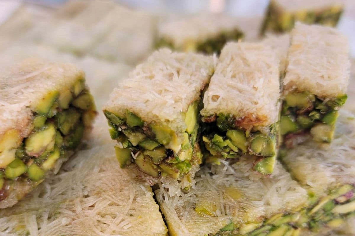 Balouria White - Pistachio