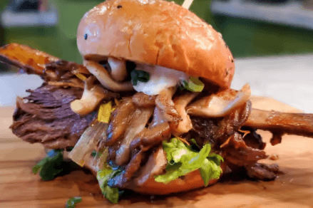 Burger de Côtes Courtes braise / Braised Short Rib Burger