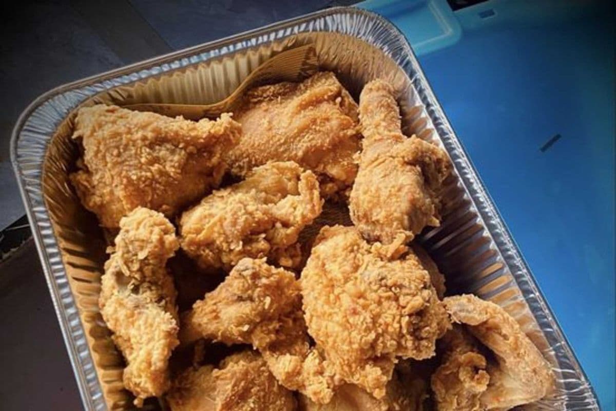 Hey! It's Charley Biggs Fried Chicken in the Box with Gravy (6 pcs) (3 Thighs and 3 Legs)