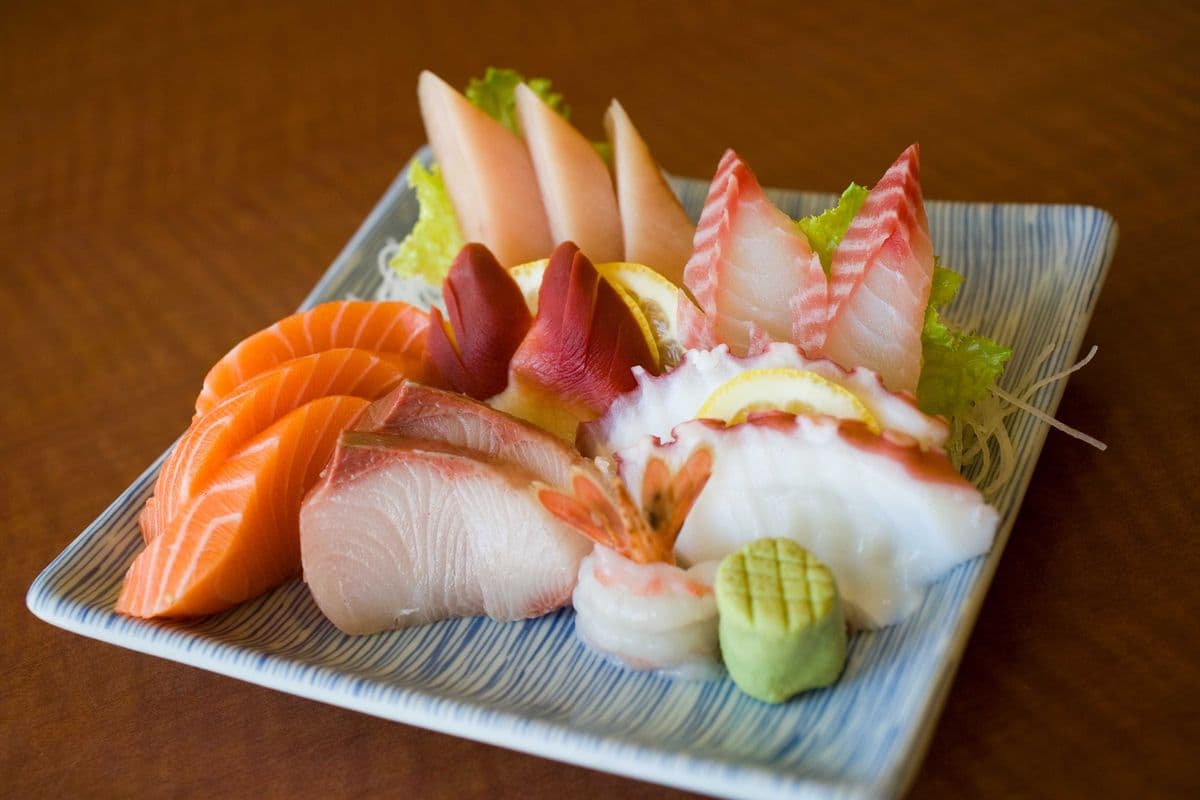 Deluxe Assorted Sashimi (16 pcs)
