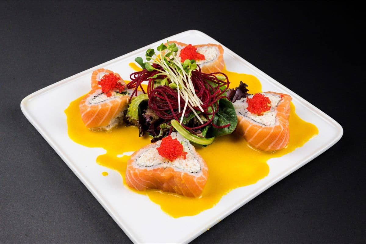 Salmon Love Roll (8 Pieces)