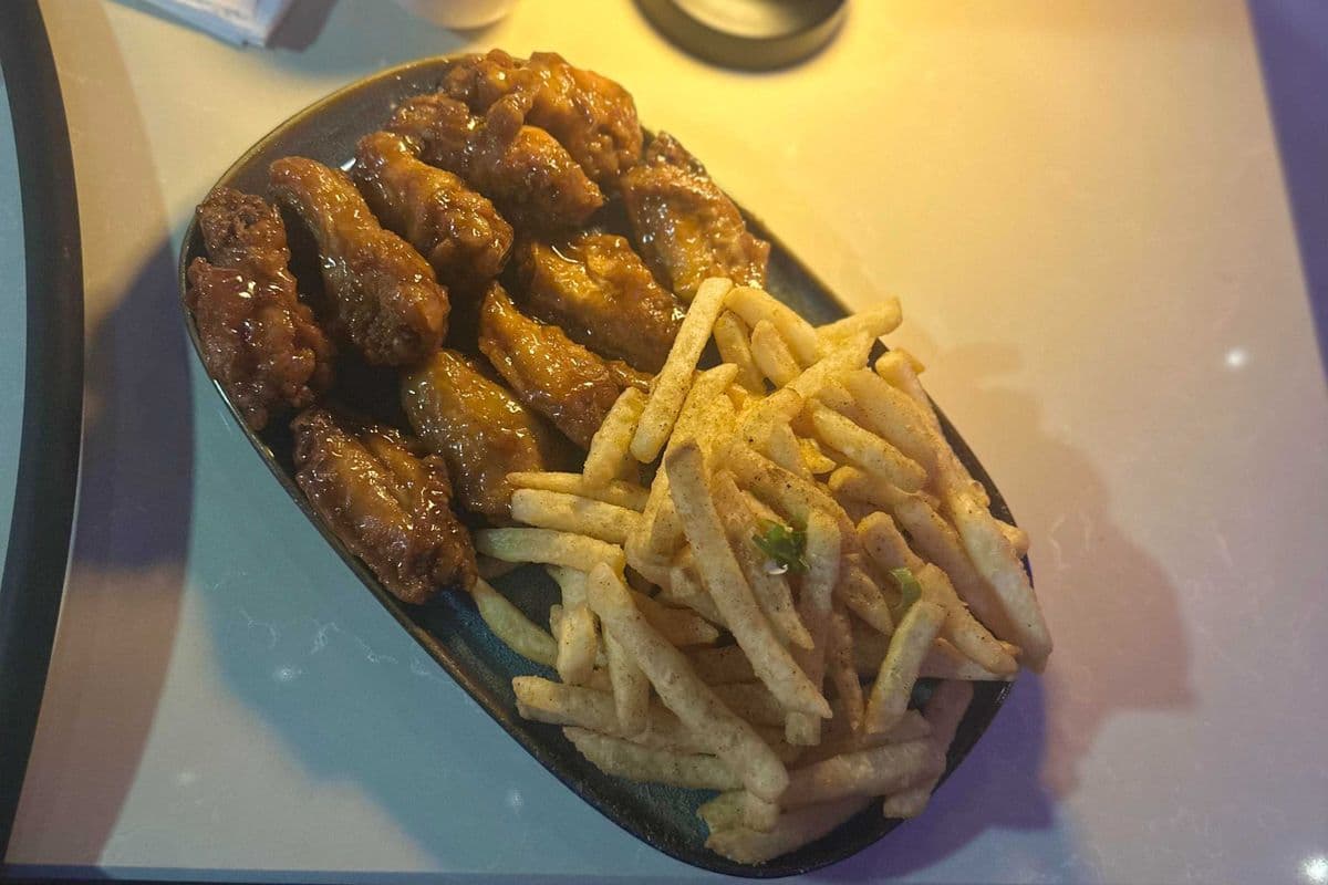 Chicken Wings with Fries
