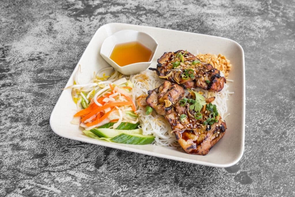 51. Poulet grillé sur vermicelles / Grilled Chicken on Vermicelli