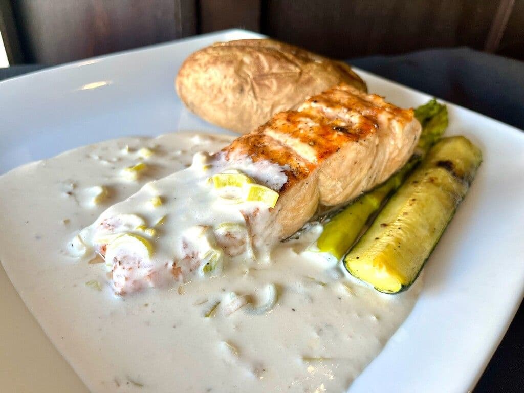 Saumon, sauce crémeuse aux poireaux