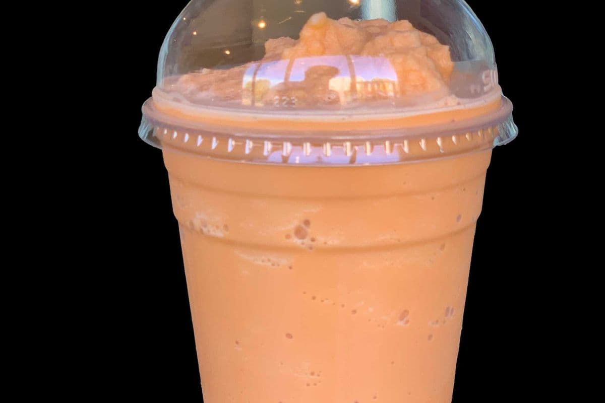 D21. Red milk tea smoothie