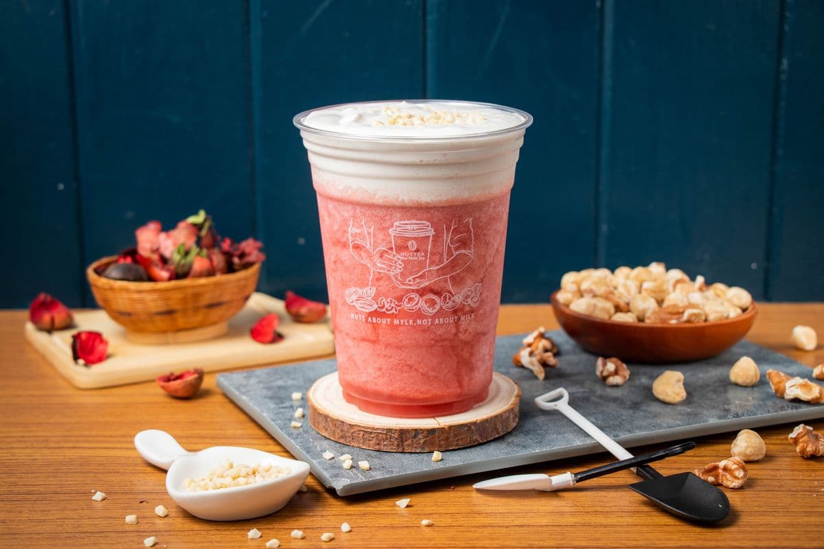 Strawberry Tea with Nut Cream
