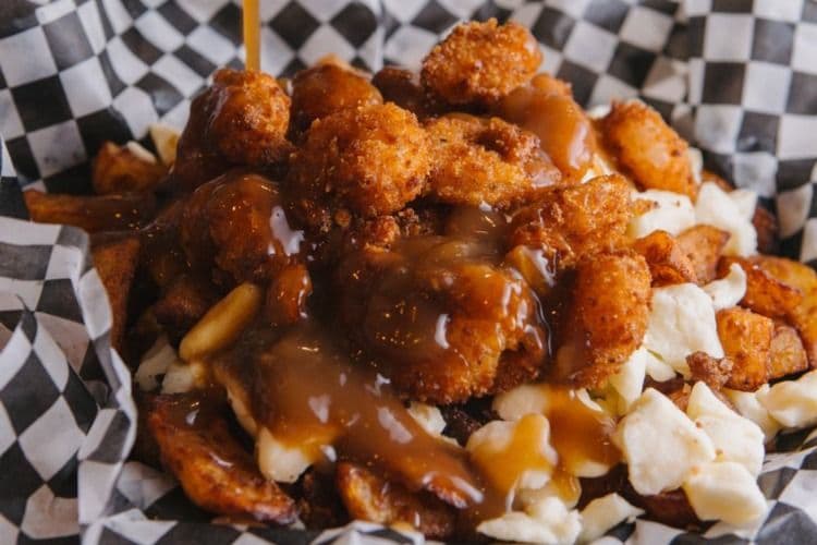 Poutine aux crevettes popcorn / Popcorn Shrimp Poutine