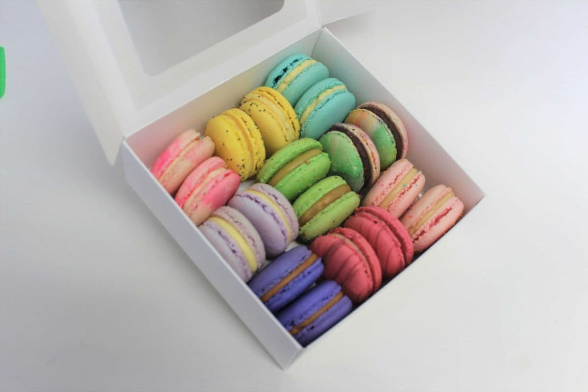 Box of 18 macarons