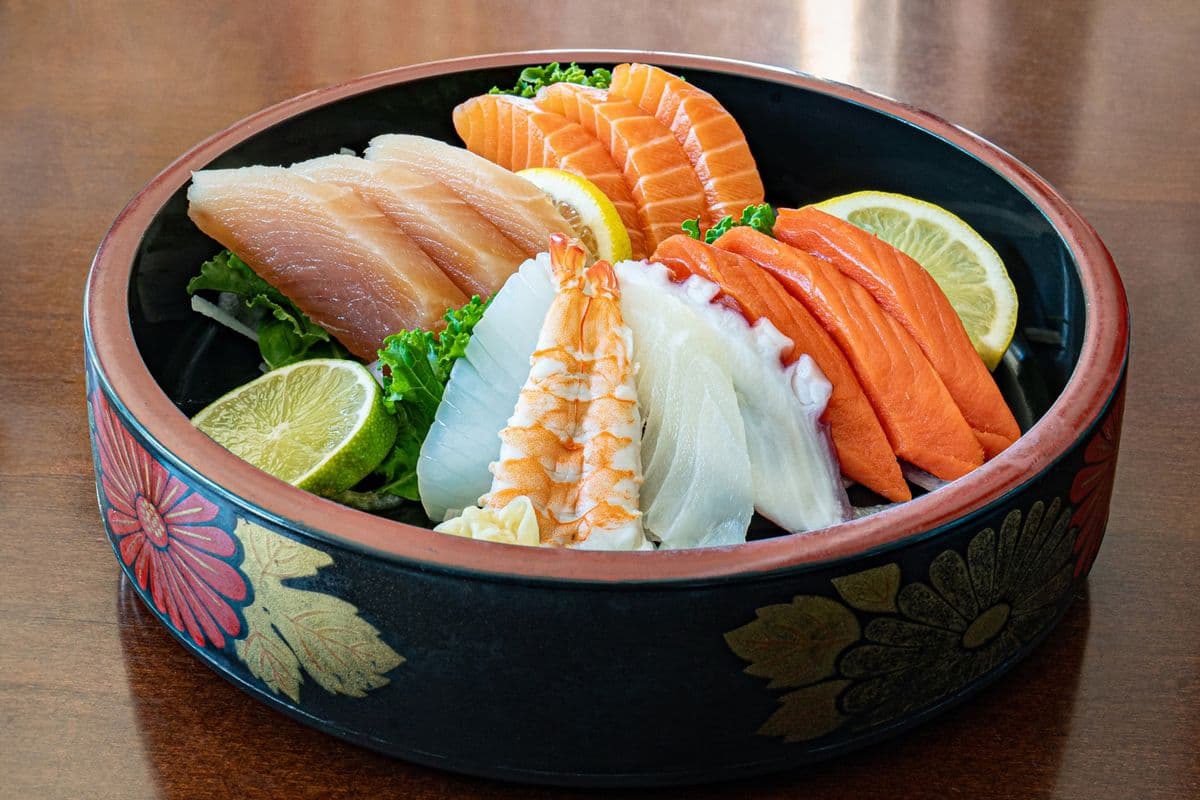 Assorted Sashimi (12 pcs)