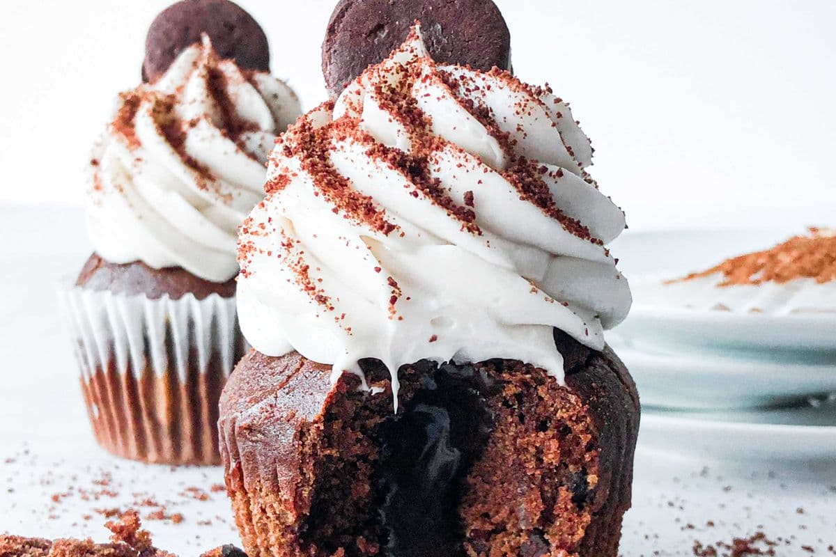 Cupcake biscuits et crème / Cookies and Cream Cupcake (110 g) (380 Cal)