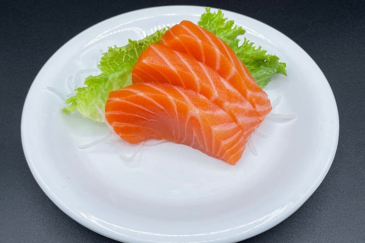 201 Salmon Sashimi (3 pcs)