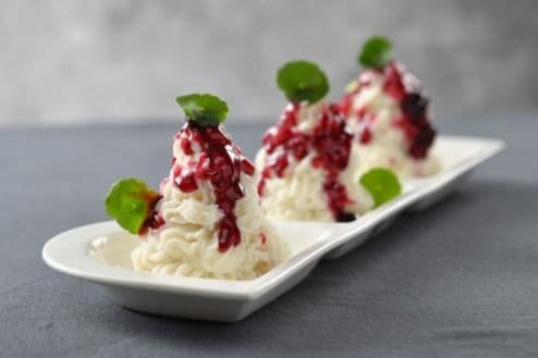 Mashed Chinese Yam Dressed with Blueberry Sauce 蓝莓山药
