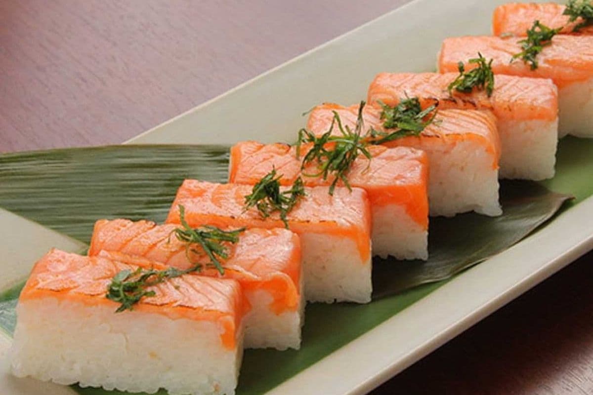 Pressed Salmon Sushi Cake (8 pcs)