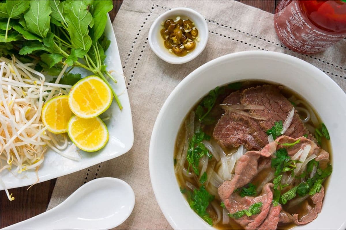 10. Soupe Tonkinoise au boeuf saignant, flanc et tendons / Rare Beef, Flank, and Soft Tendons Tonkinese Soup⽣腩筋