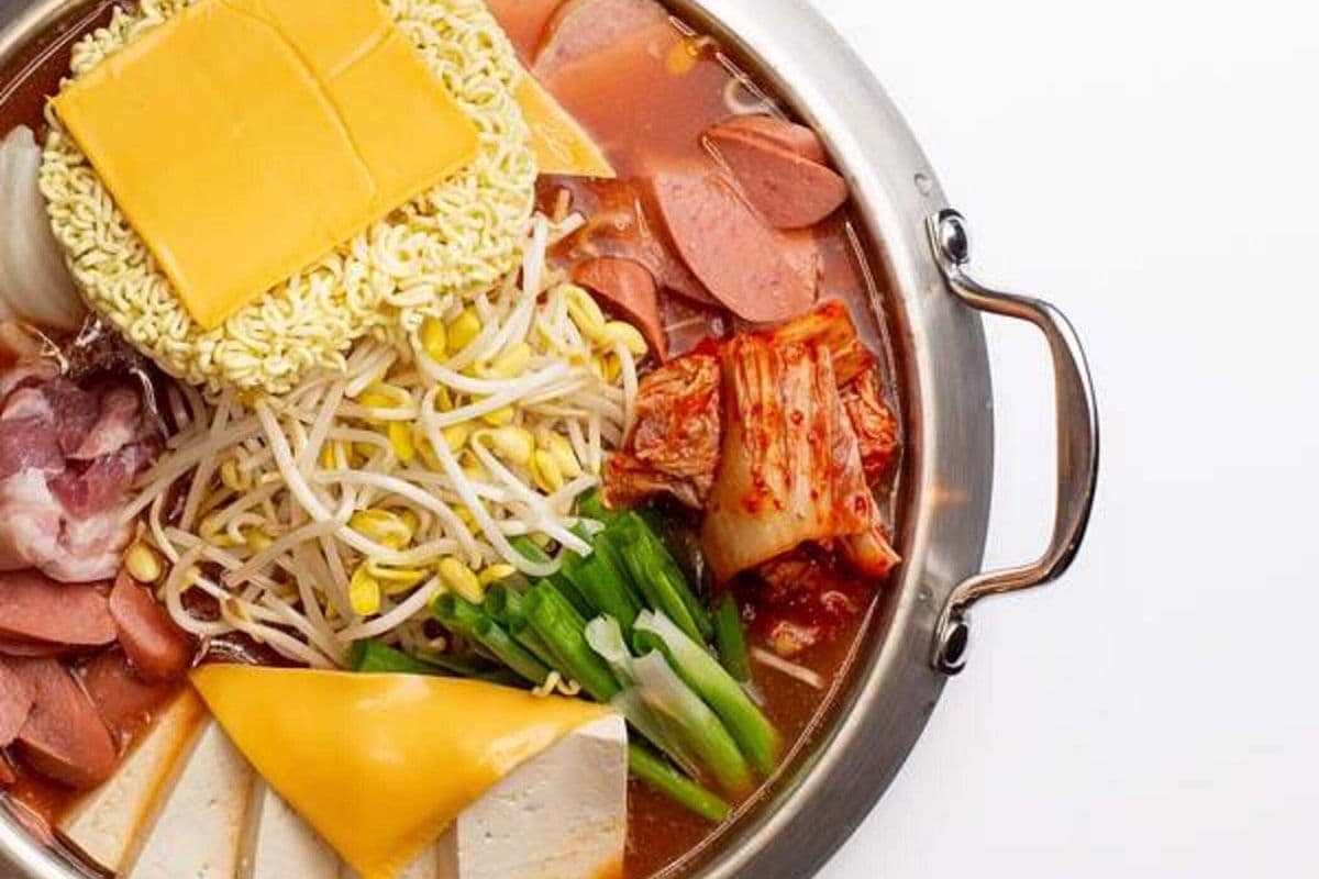 Korean Army Hot Pot (부대찌개전골 韩式部队锅)
