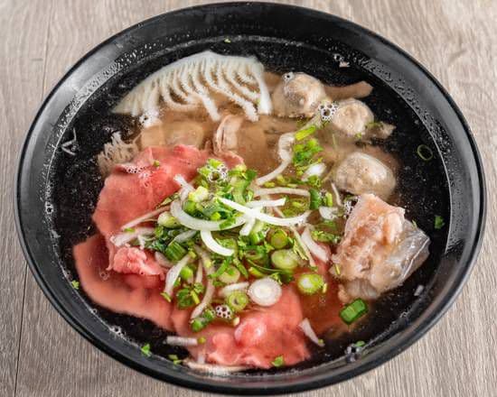 Pho Dac Biet (L)/ Pho Dac Biet (L)