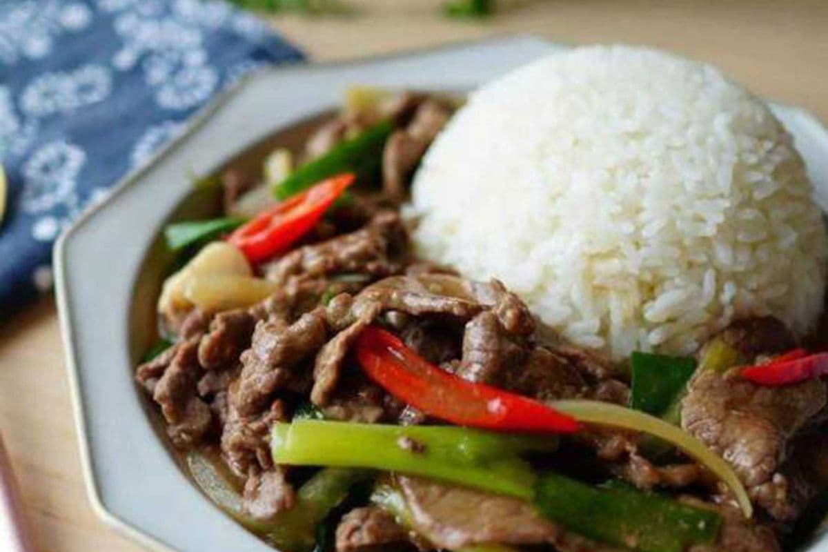 4. Stir Fried Beef with Green Onion Rice Bowl(葱爆牛肉盖码饭)