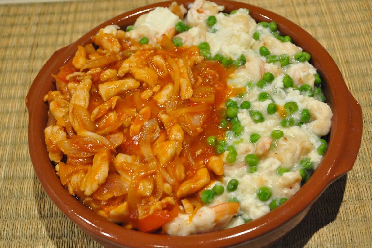 C10. Fried Rice with Chicken and Shrimp in Two Kinds of Sauce 鸳鸯炒饭