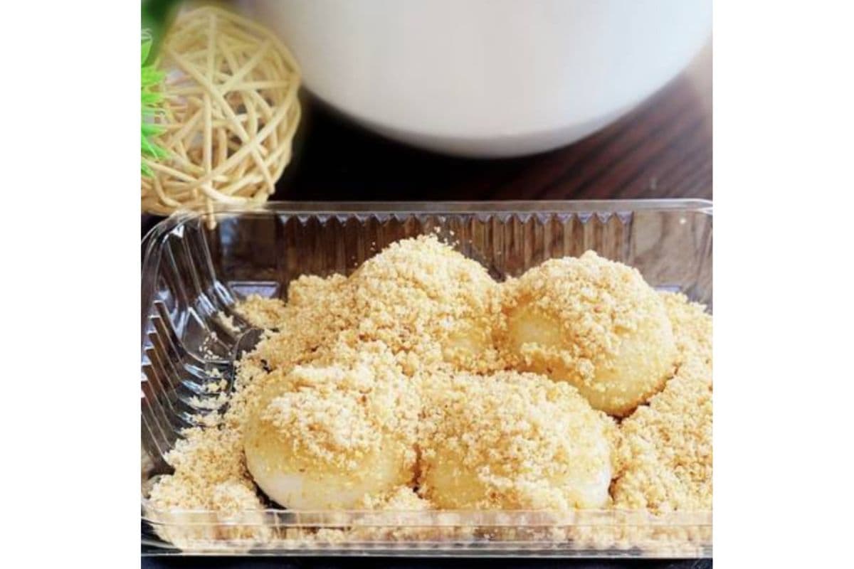 F12. Black Sesame Rice Ball with Sweet Peanut Powder 擂沙汤圆