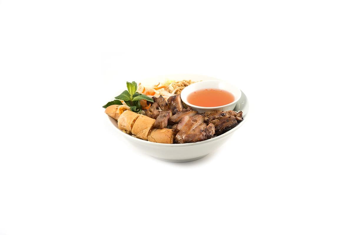 8. Vermicelles assorties de poulet grillé, rouleau impérial, et salade / Vermicelli with Grilled Chicken, Imperial Roll, and Salad