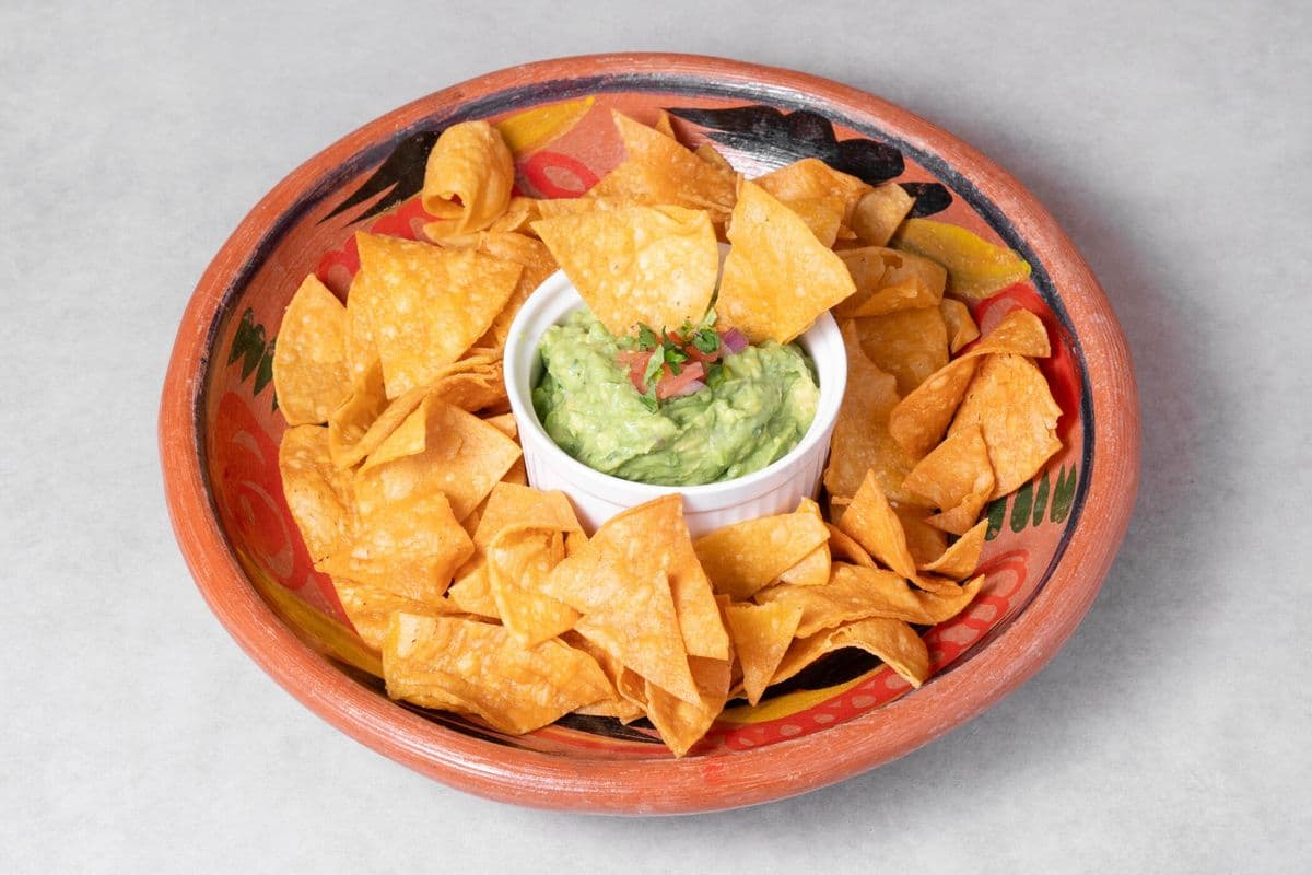 Totopos con guacamole