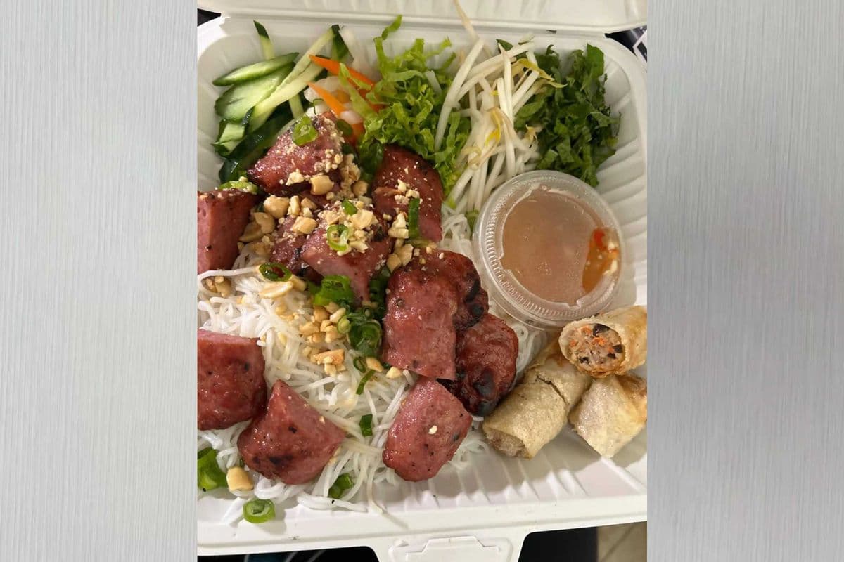 V4. Nem Nướng / Caramelized Pork Sausage with Spring Roll
