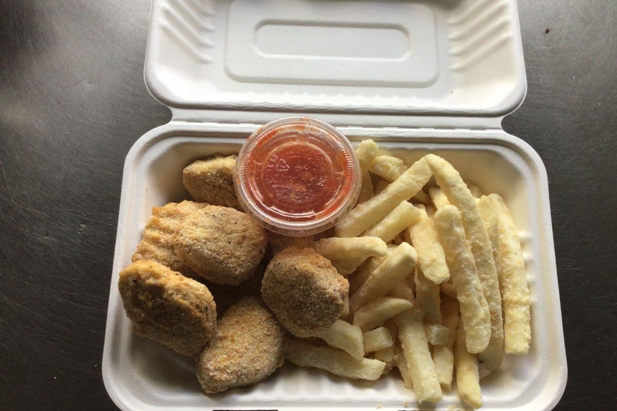 8 pices nuggets +fries+ dip