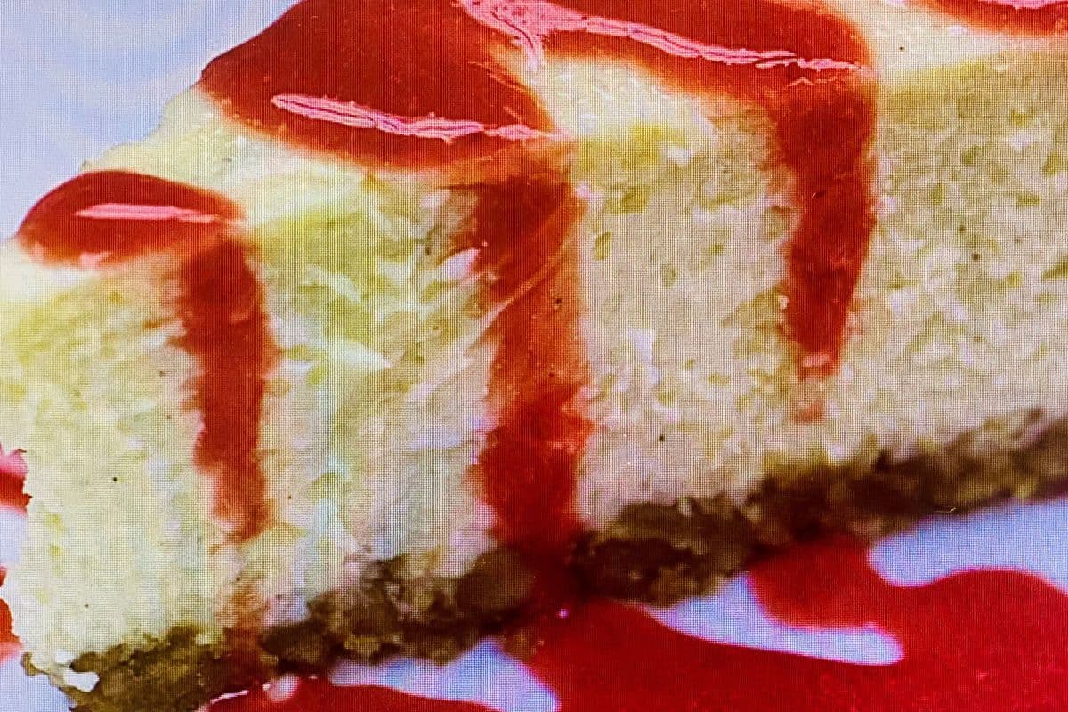 Strawberry 🍓 Cheesecake (Slice ) (450 Cal)