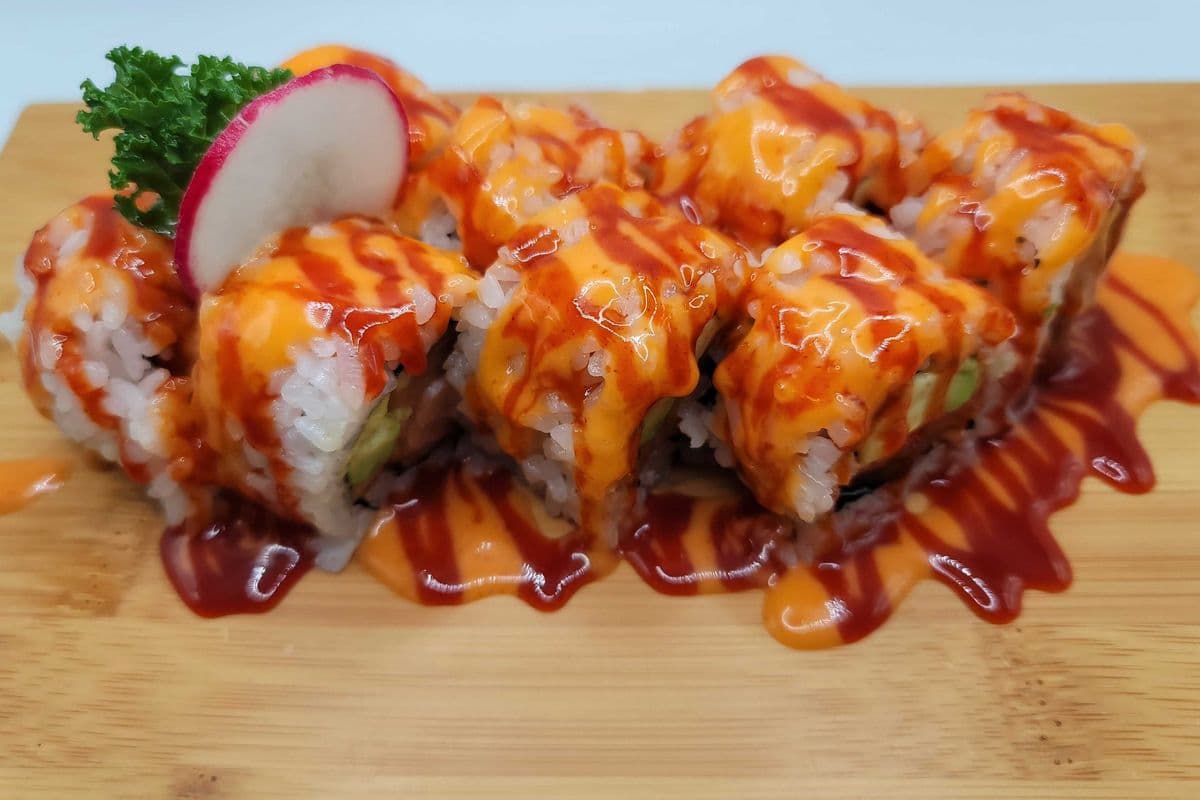Spicy Salmon Avocado Roll (8 pcs)