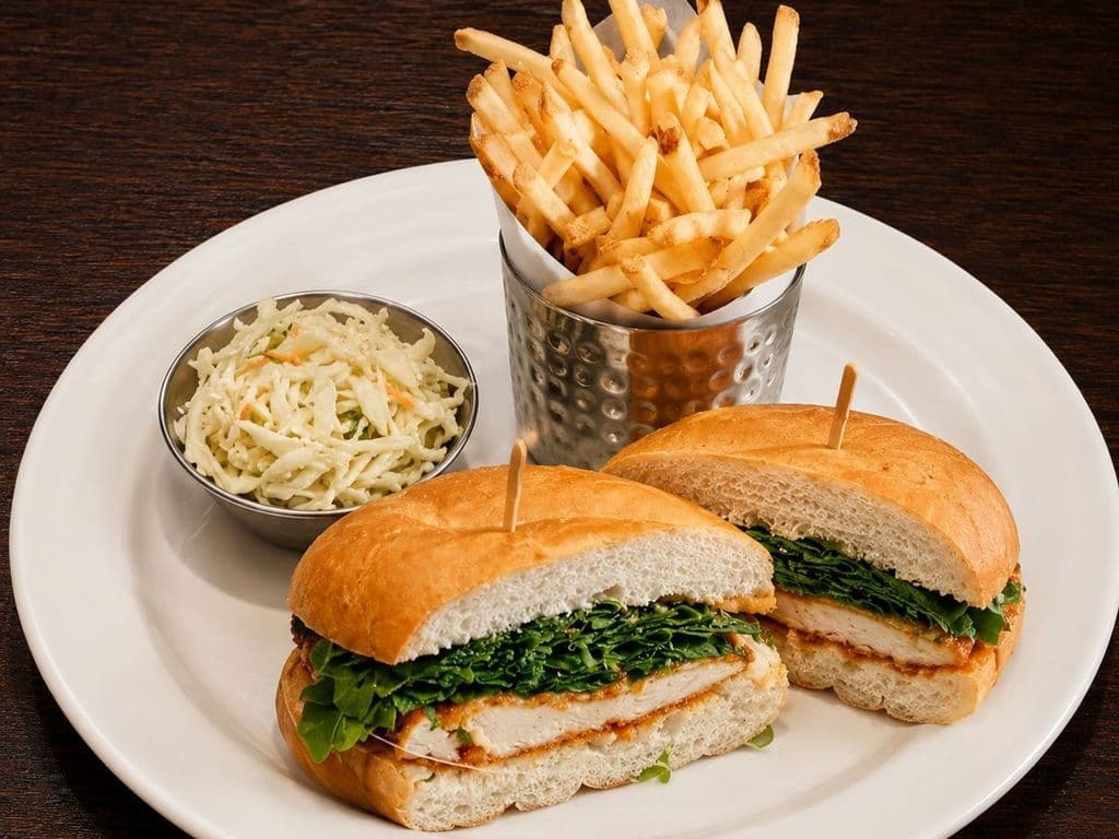 Sandwich Poulet Croustillant Parmigiana / Crispy Chicken Parmigiana Sandwich