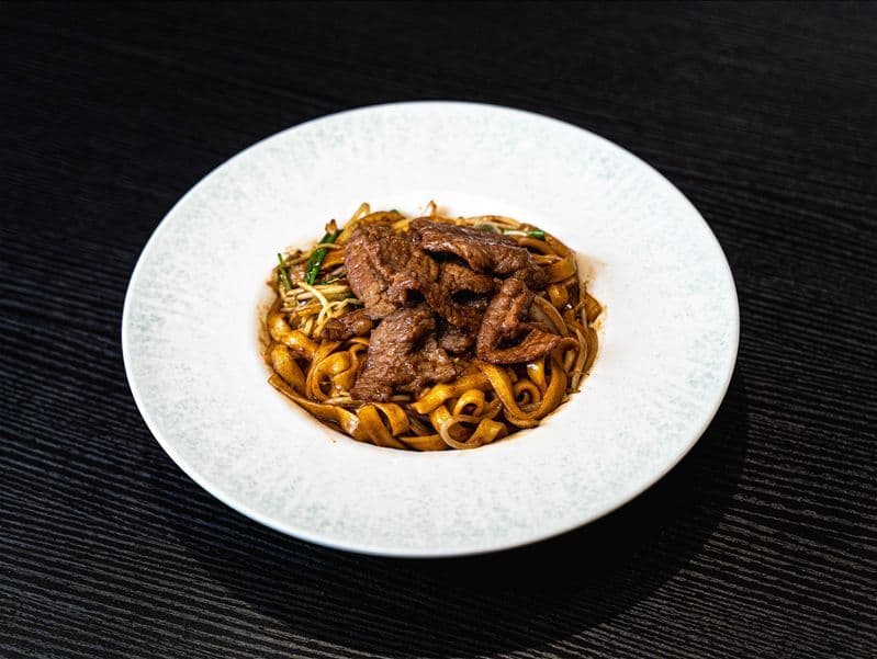 Combo F02 MYST Signature Stir-Fried Sliced Noodle (Beef) F02 招牌炒刀削麵(牛肉) 配菜套餐