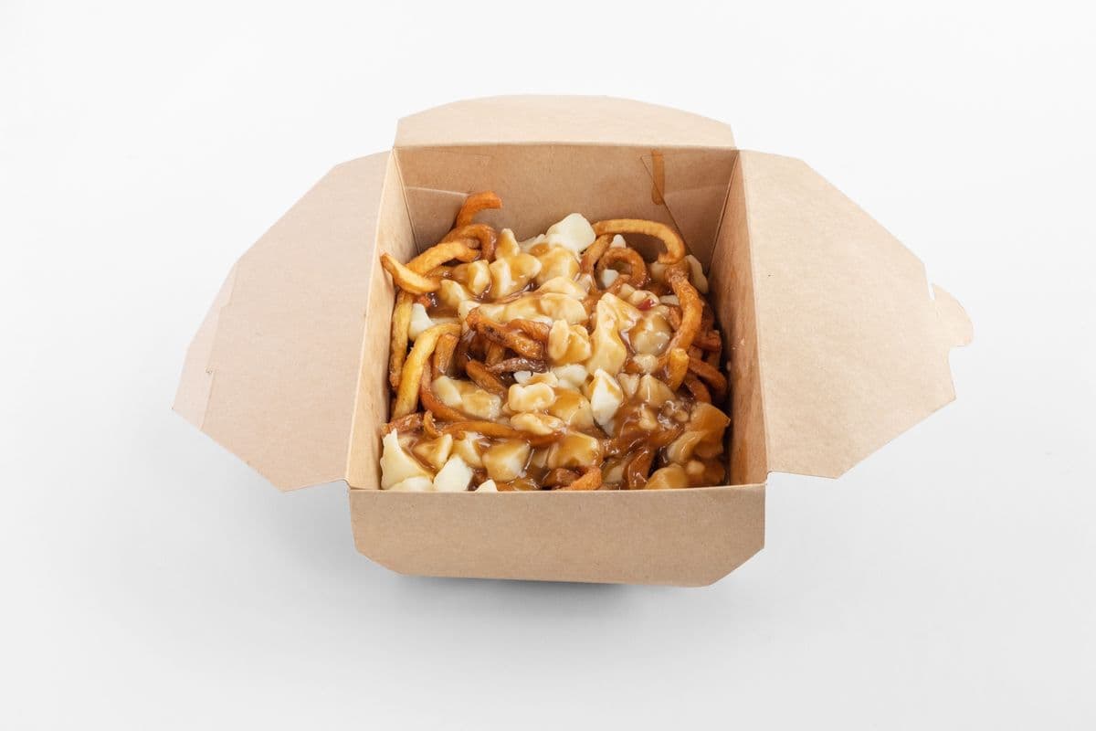 Grande poutine fait avec frite frisée