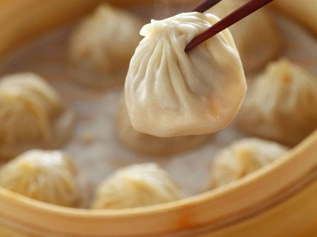 2. Steamed Crab & Pork Dumplings(6pcs) 蟹粉小籠包