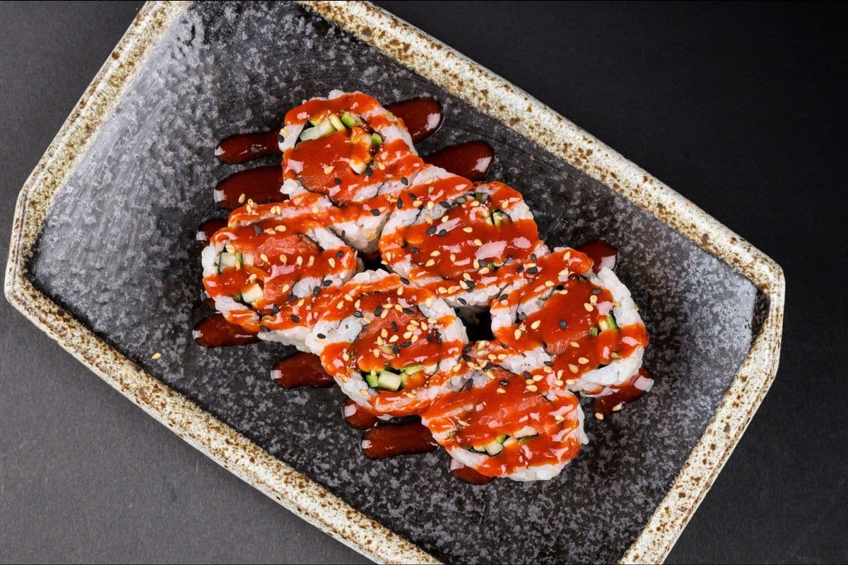 Spicy Salmon Roll (8 Pieces)
