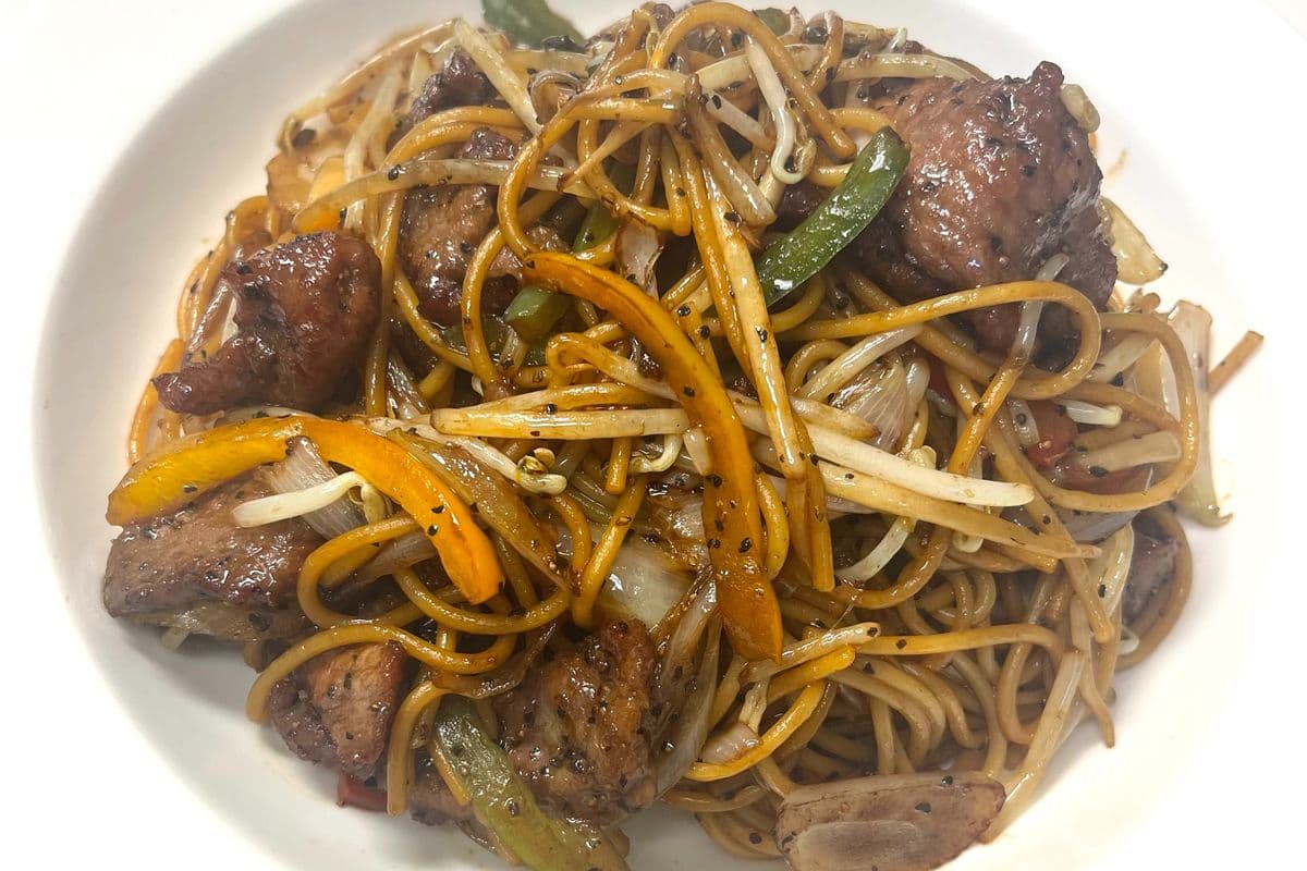 H12 - Stir-Fried Spaghetti with Beef and Black Pepper Sauce 黑椒牛肉炒意粉