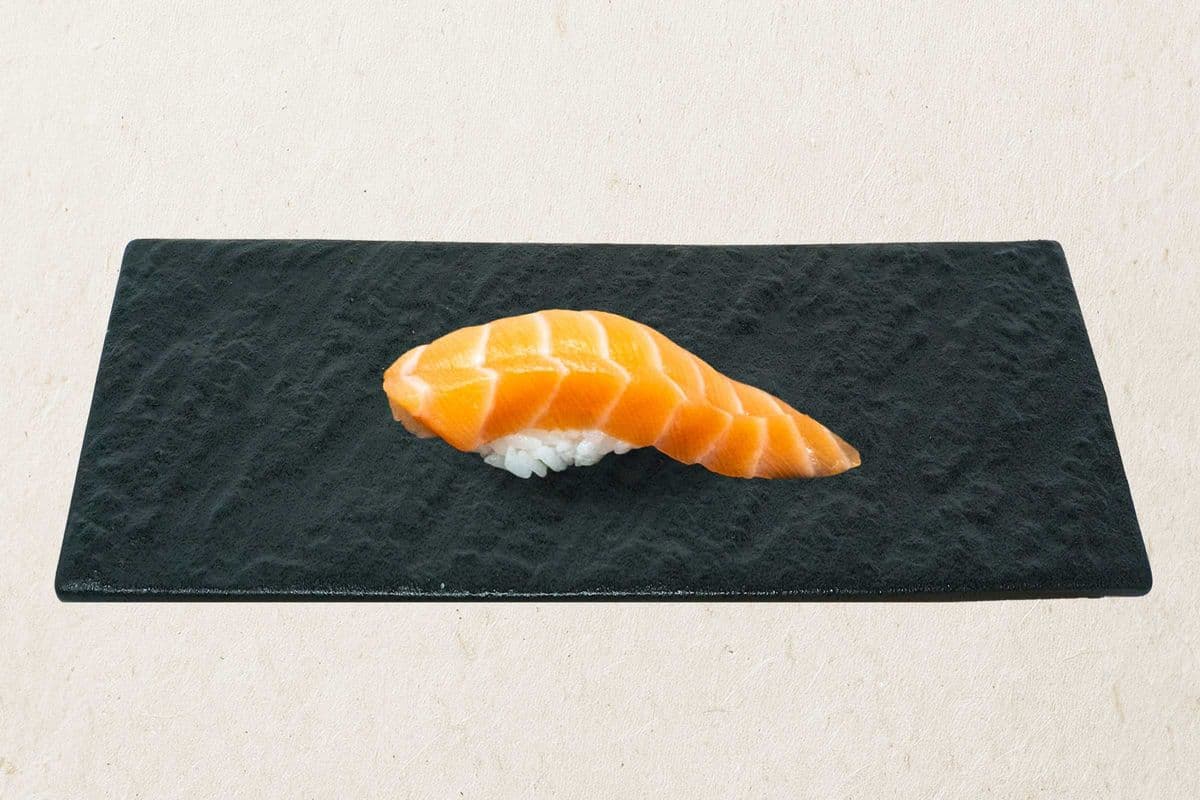 Salmon Sushi (1 pc)