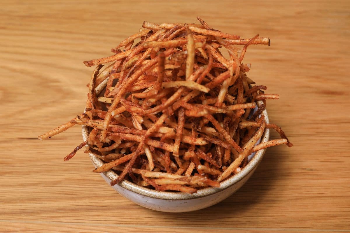 JULIENNE POTATO CHIPS/with our special seasoning / POMME DE TERRE CHIPS EN JULIENNE/avec nos épices spéciales