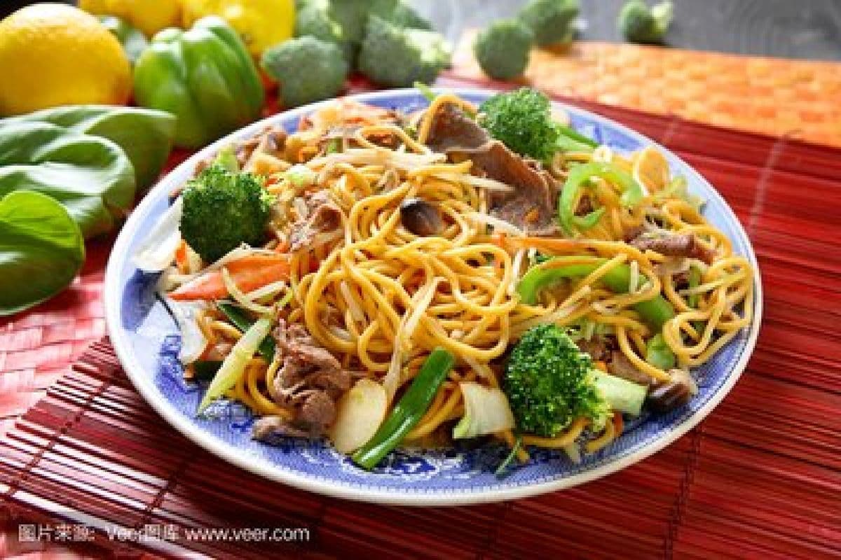 Beef and Broccoli Chow Mein(牛肉西兰花炒面)