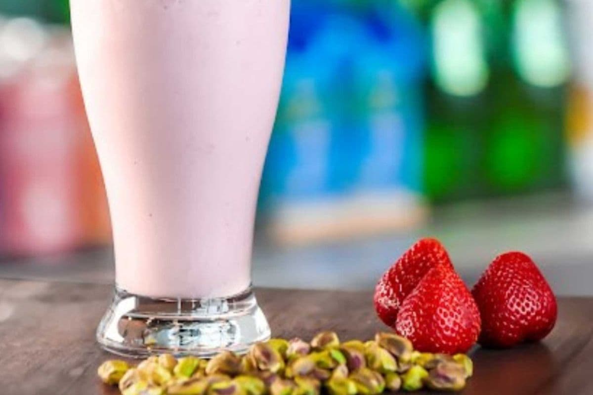 Strawberries and Pistachios Milkshake