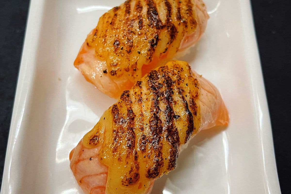 36-A. Aburi -Salmon Nigiri (2 pcs)