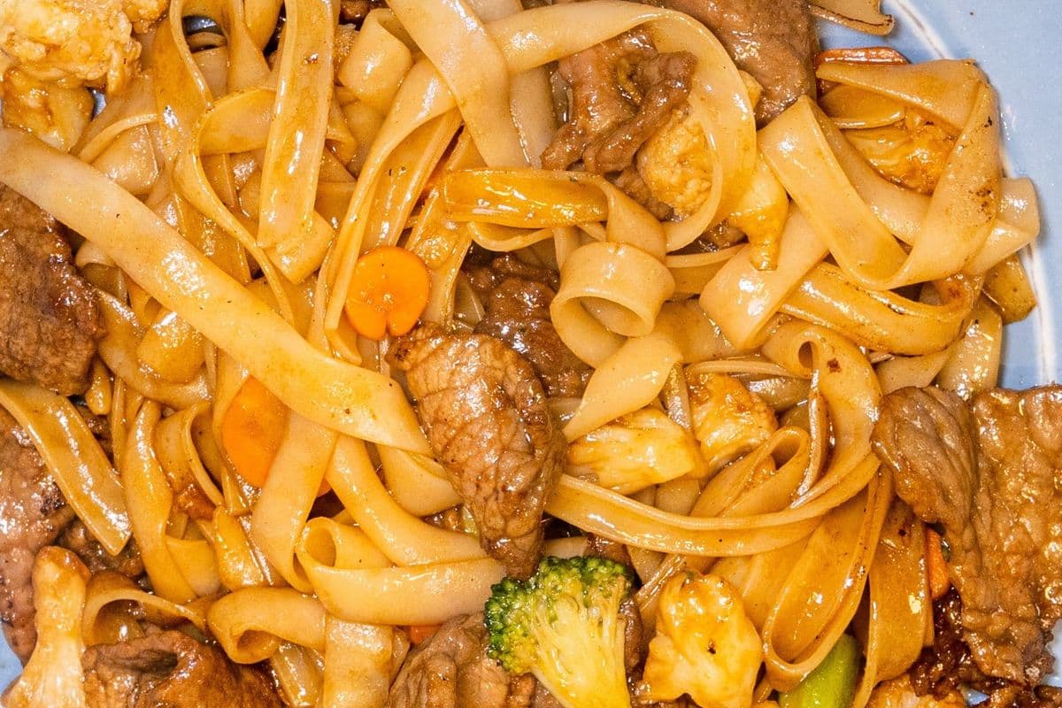 Beef and Chinese Greens Fried Noodles 乾炒牛河