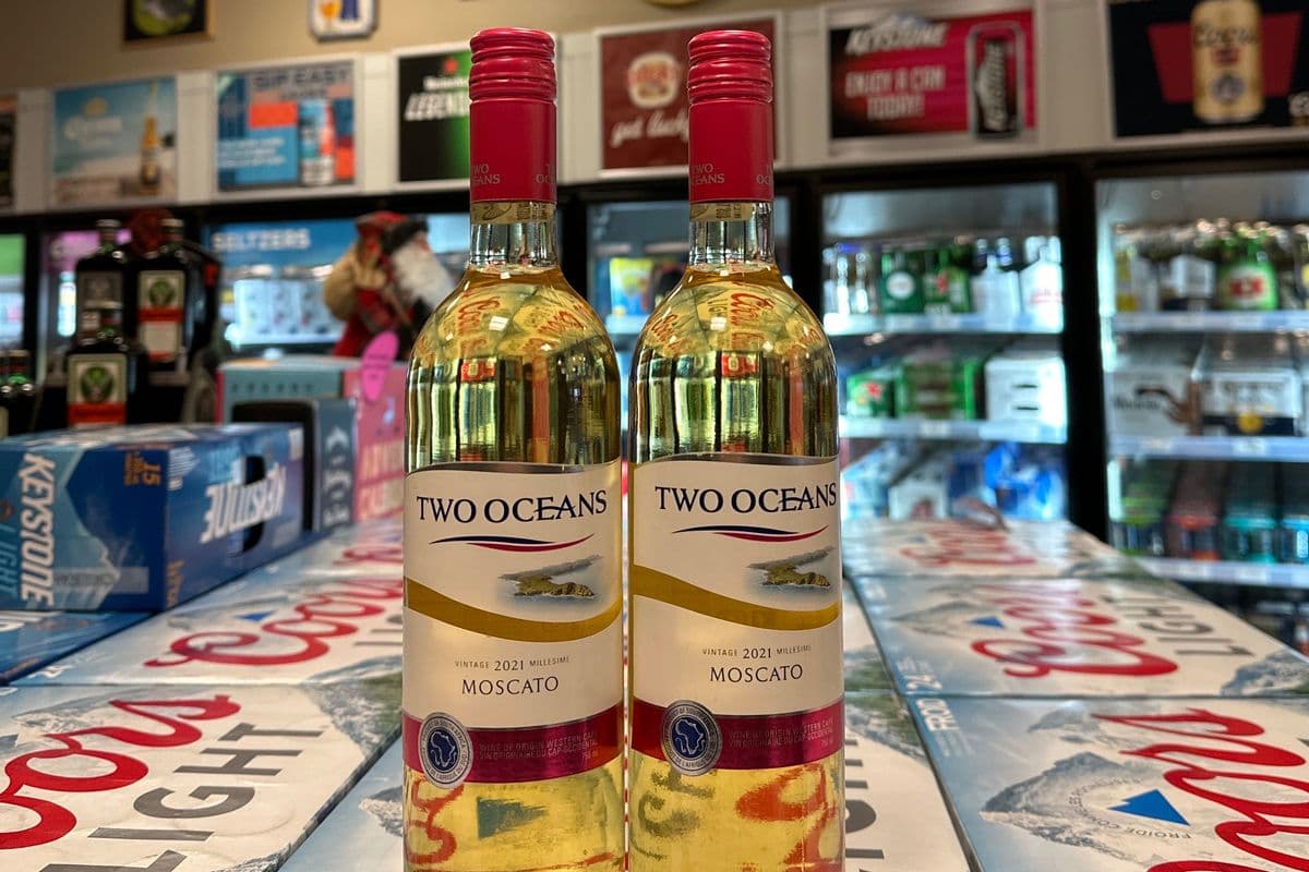 TWO OCEANS MOSCATO (1 x 750 mL)