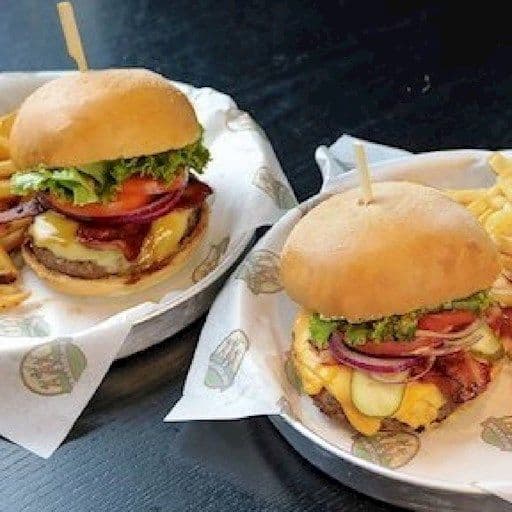 2 burgers ou sandwichs / Combo - 2 Burgers or Sandwiches or Flammekueches