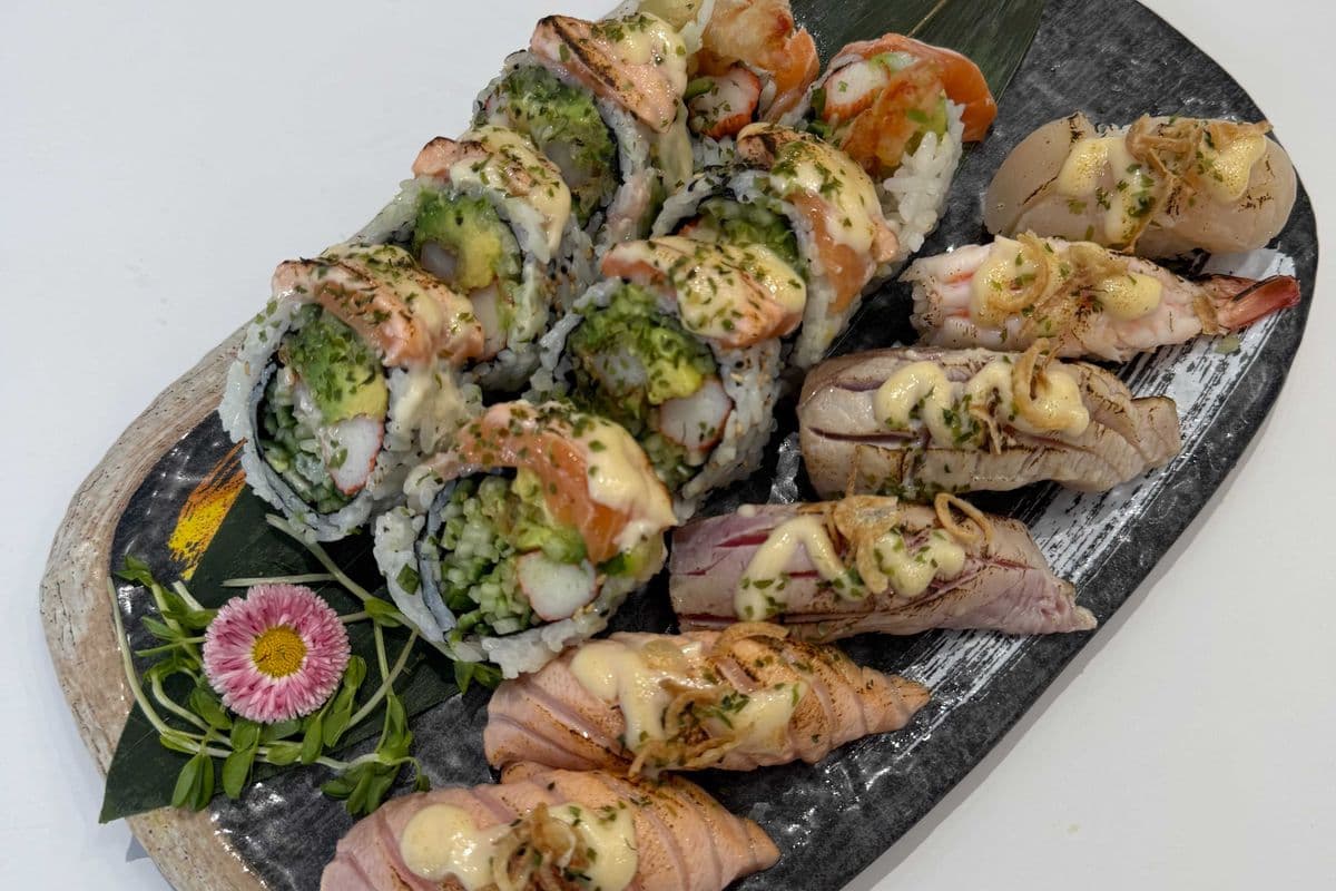 C5. Torched Sushi and Roll Combo (14 pcs) 炙燒壽司+卷套餐