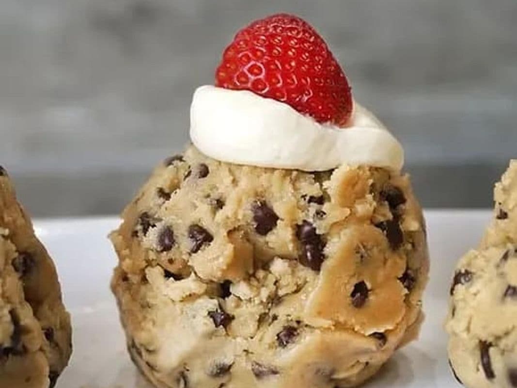 Cookie Dough Scoop - Strawberries & Cream