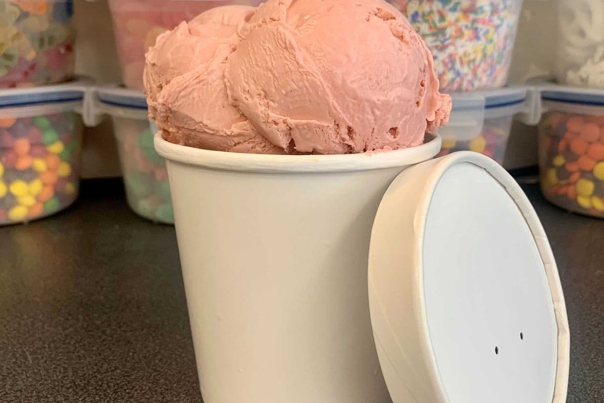KAWARTHA DAIRY Strawberry ice cream (500ml)