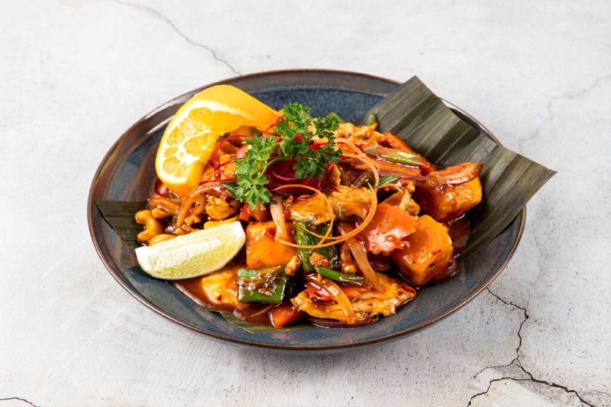 Pad Med Mamuang (Cashew Nut Stir-Fry)