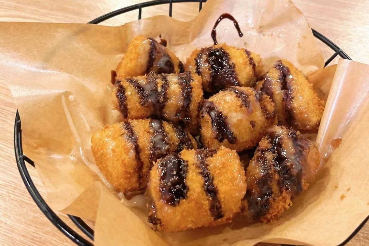 Fried Banana with Chocolate Syrup / 巧克力炸香蕉