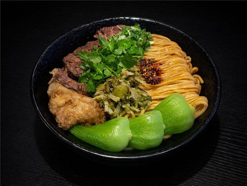 F04 Spicy Beef Shank & Tendon Dry Noodle (Spicy)(Peanut) 04 香辣半筋半肉乾拌麵(辣)(含花生)